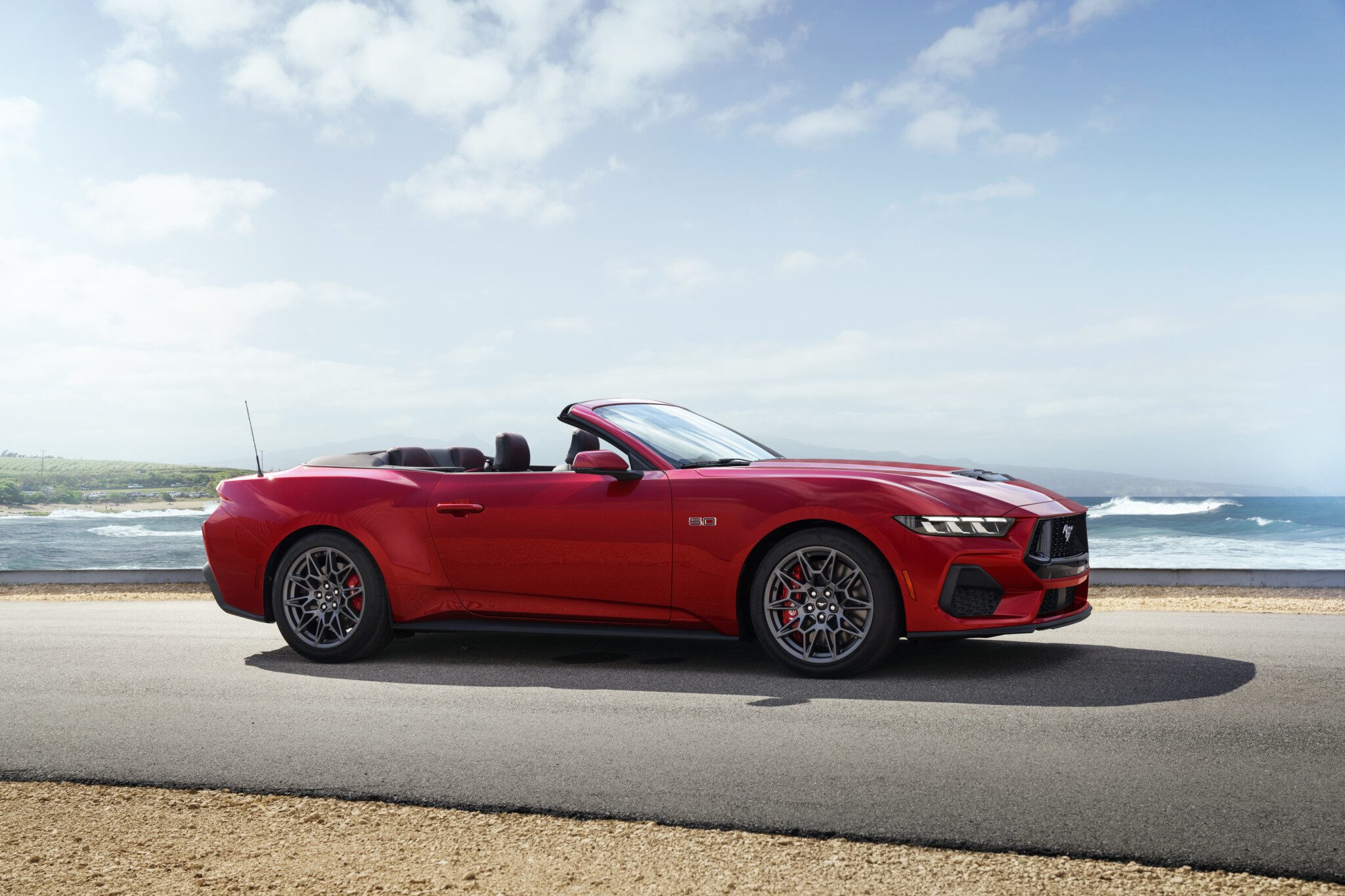 Ford Mustang descapotable rojo