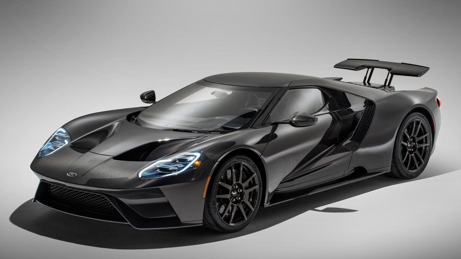 ford gt dimensiones
