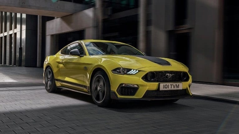 ford Mustang amarillo