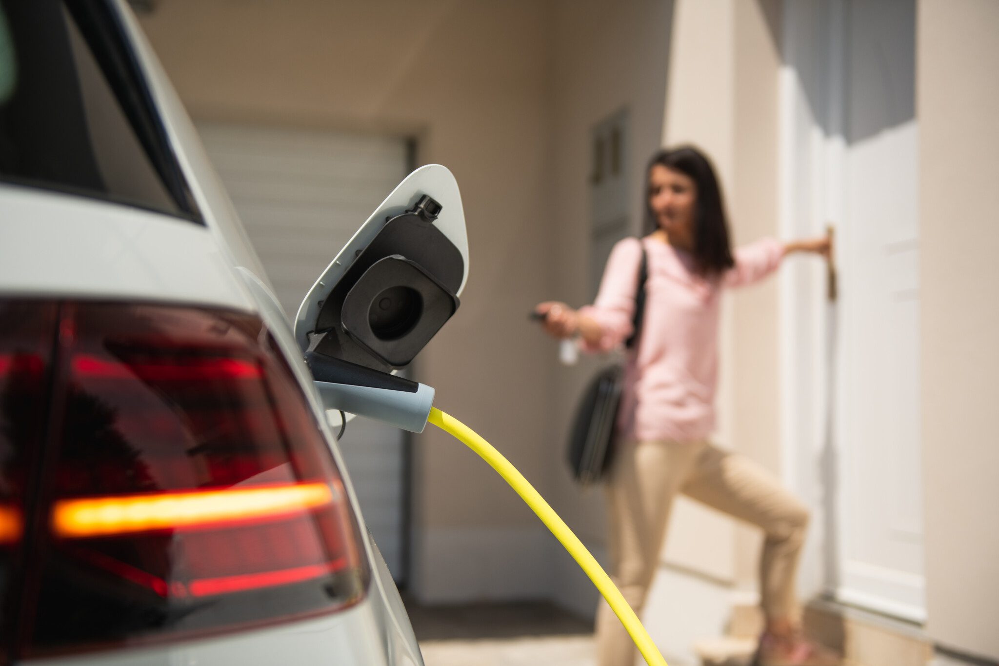 coche eléctrico cargando en casa