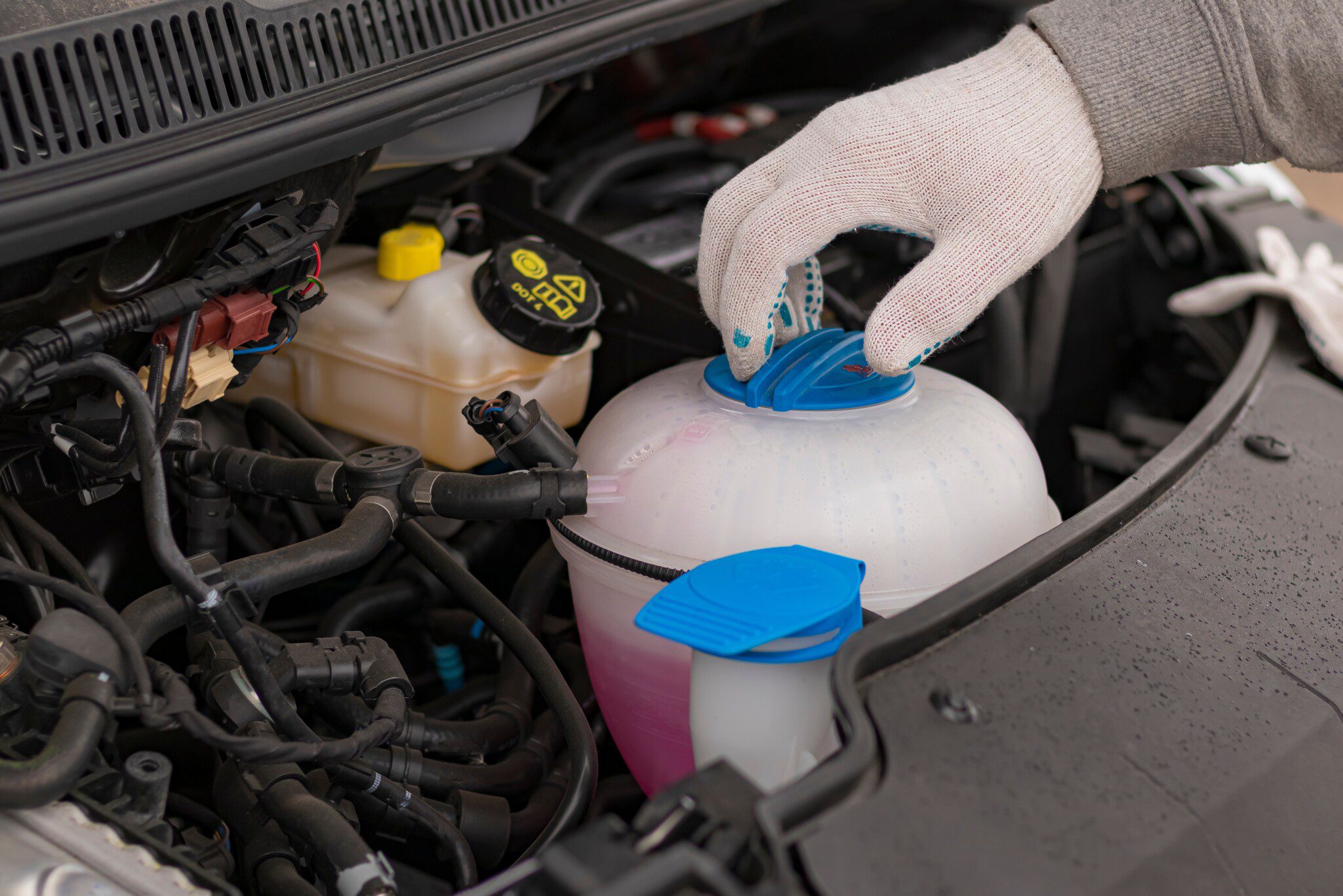 Importancia del líquido refrigerante del coche y el testigo de nivel